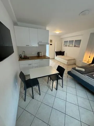 Cozy Flat Near Tivoli Park With Free Parking شقة